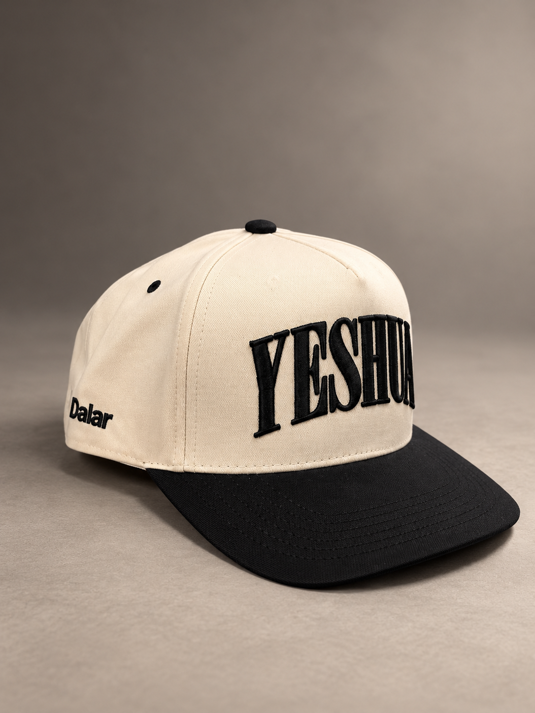 Cap Black & Beige "YESHUA" Bordado (Broche Ajustable)