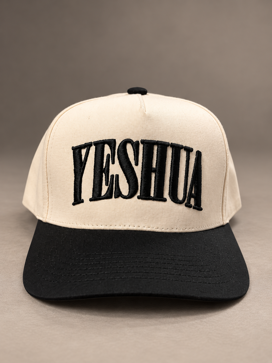 Cap Black & Beige "YESHUA" Bordado (Broche Ajustable)
