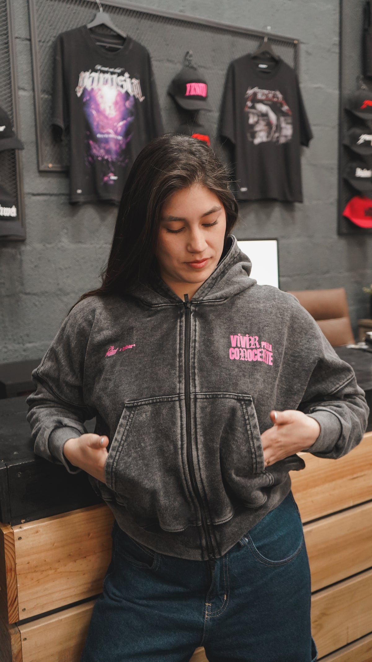 Hoodie Zipup Mujer Stonewash Black "TODAVIA DIOS" (Fit Boxy)