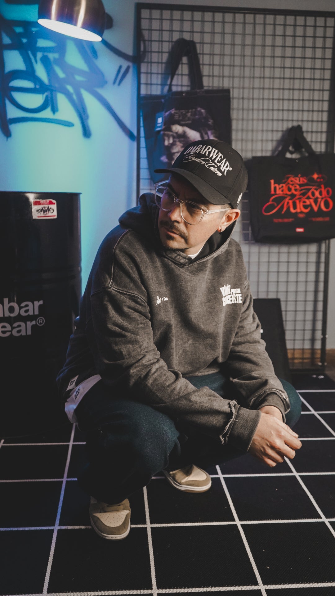 Hoodie Stonewash Distressed ELEMENTO X DABAR "VIVIR PARA CONOCERTE" (Fit Relaxed)