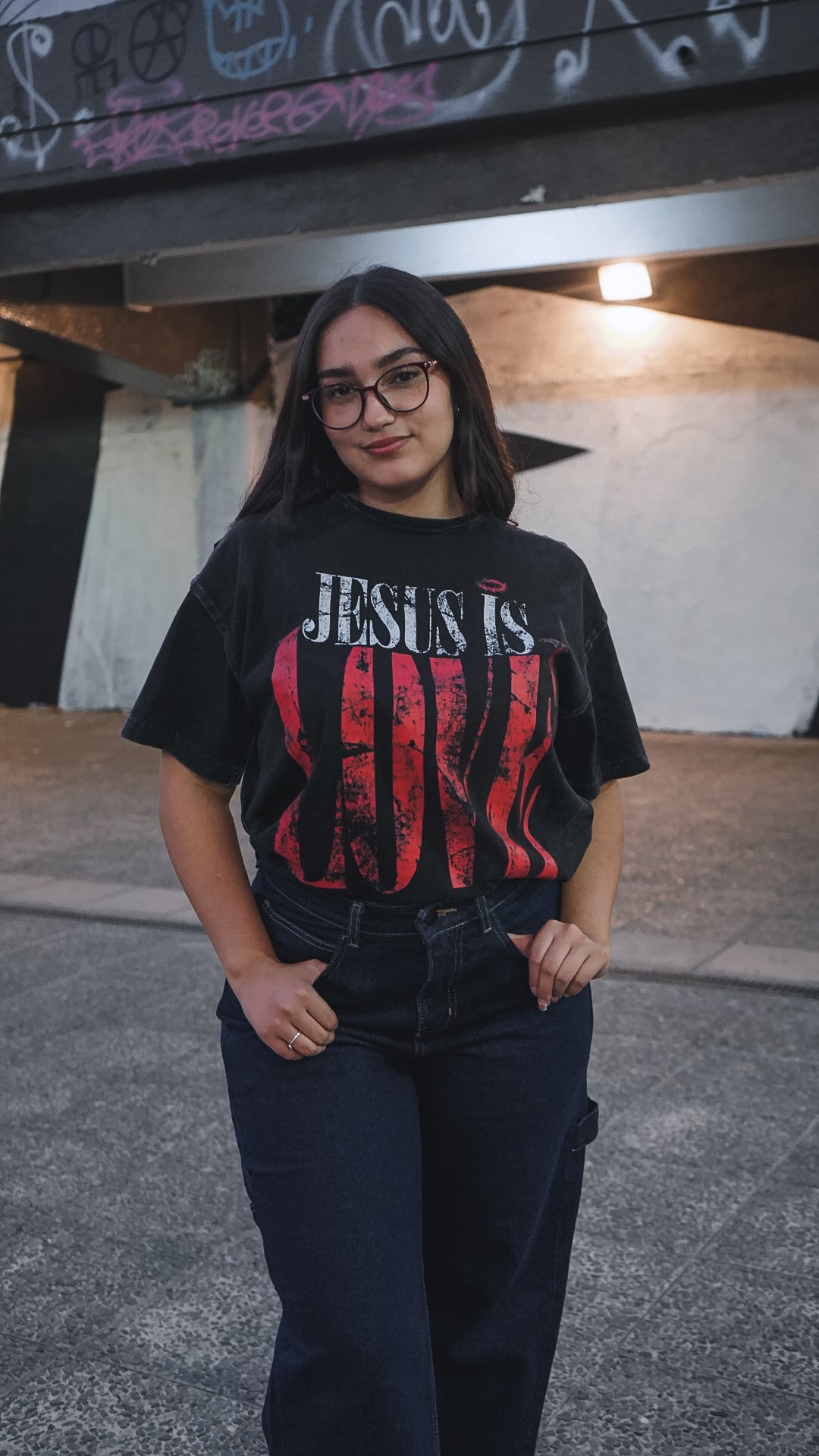 Tshirt Boxy Mujer Distressed stonewash "JESUS IS LOVE" RED (NUEVA)